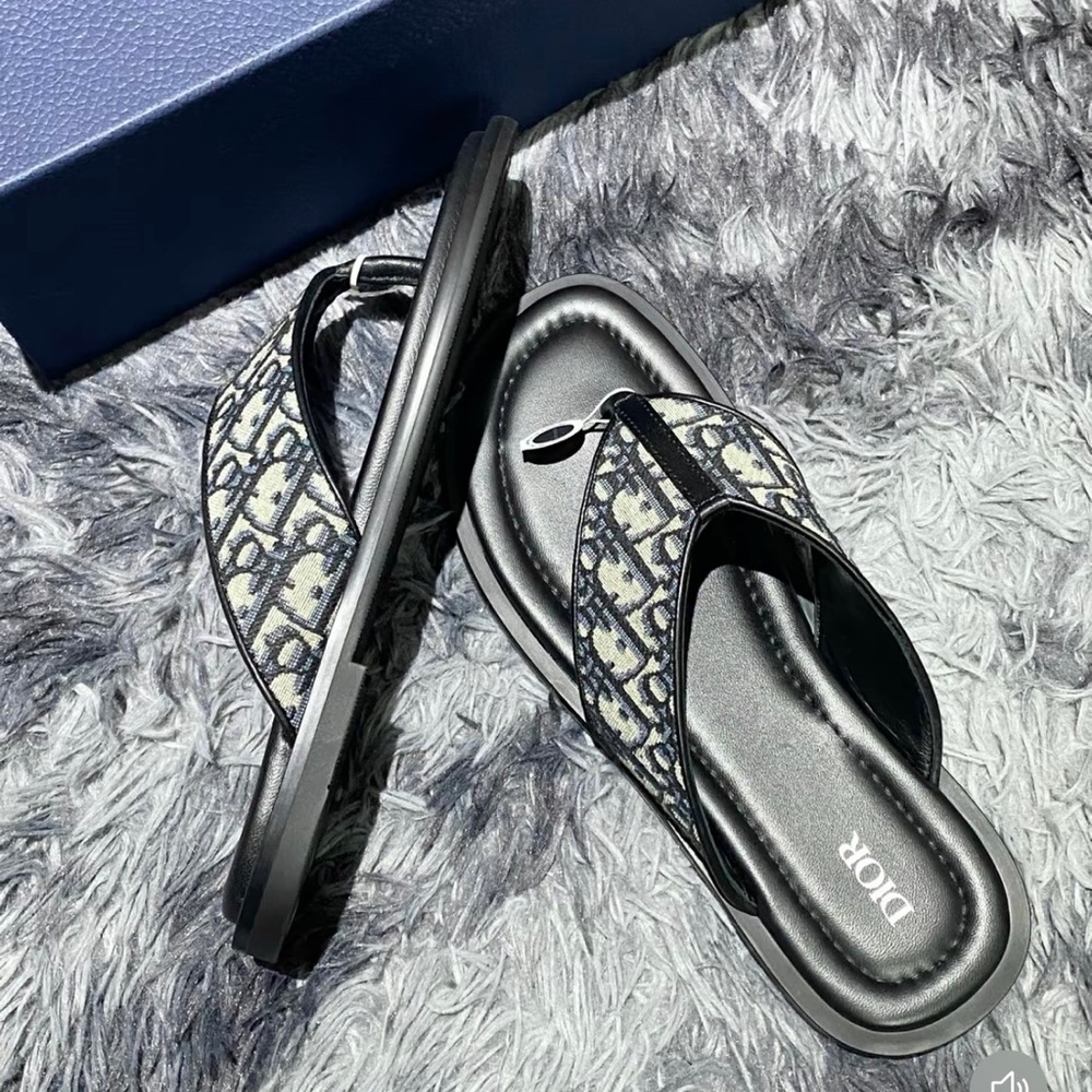 Dior Black and Cream Oblique Canvas Thong Sandals - Picture 3 of 5